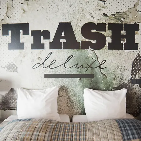 Trash Deluxe 3*