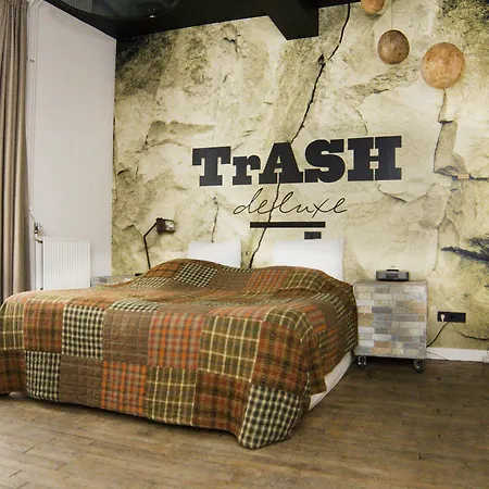 Trash Deluxe 3*