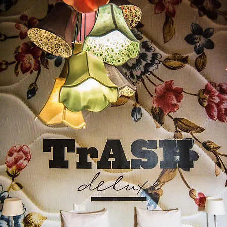 Trash Deluxe ホテル