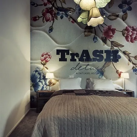 Trash Deluxe 3*