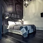 Trash Deluxe Hotel