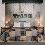 Trash Deluxe Hotel 3*