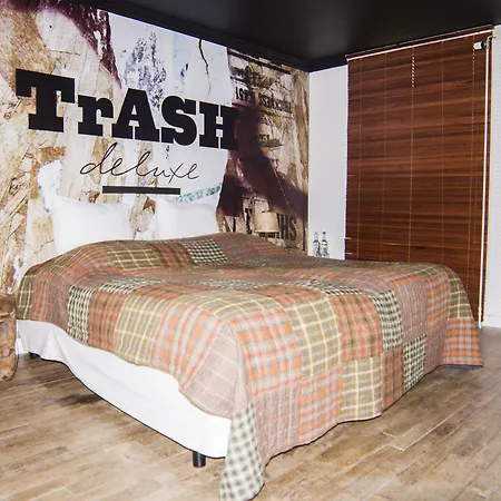 Trash Deluxe Hotel 3*