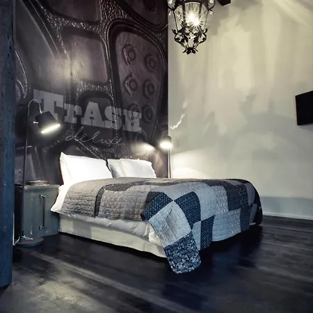 Trash Deluxe Hotel
