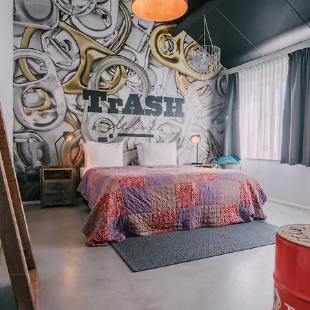 Trash Deluxe Hotel 3*