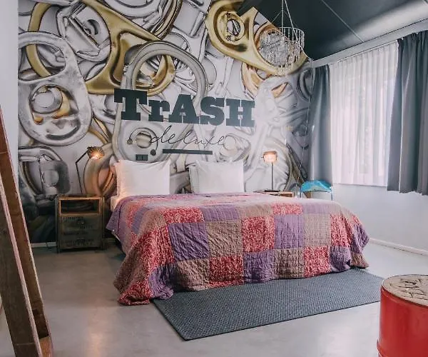 Trash Deluxe Hotel 3*