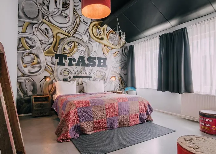 Trash Deluxe Hotel 3*