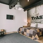 Otel Trash Deluxe